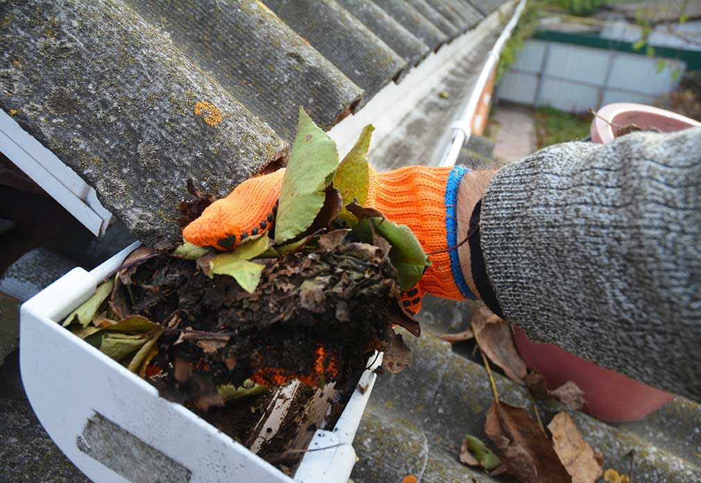 cleaning gutters safely 