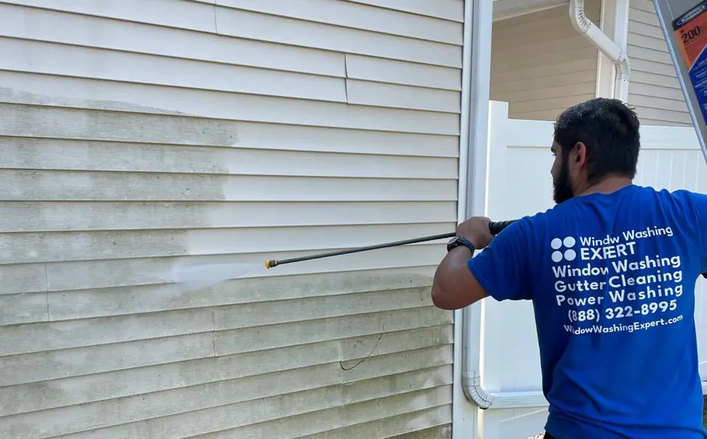 power washing service cleaning house siding