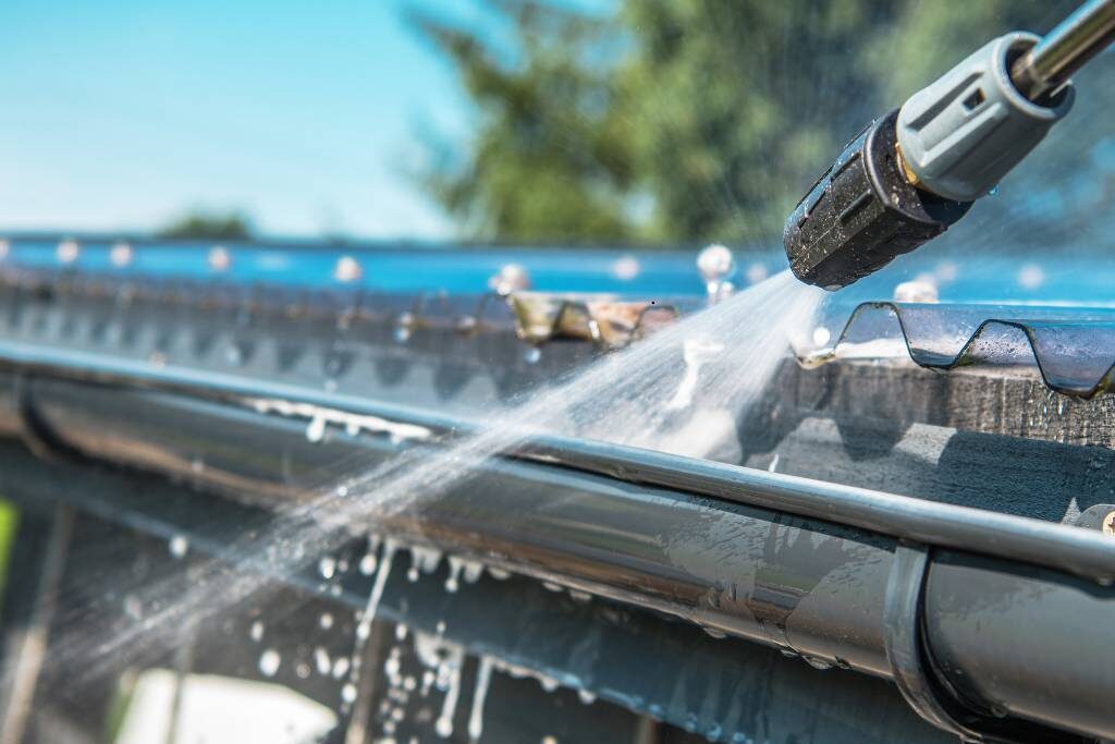 A Complete Gutter Cleaning Process